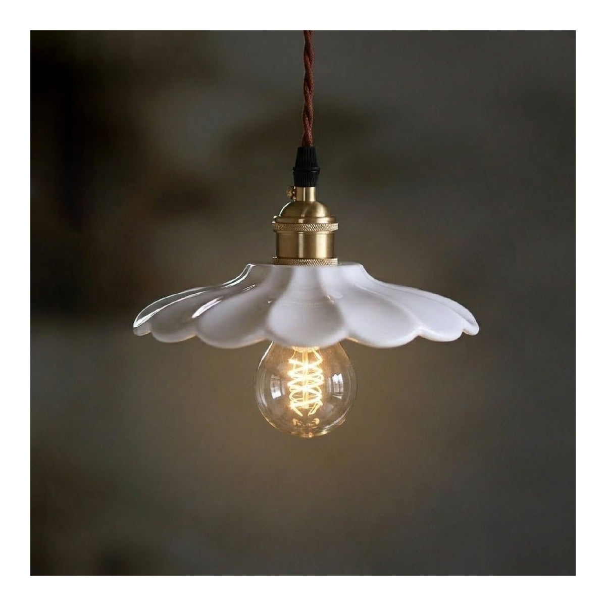 Suspension Blanc a presence elegante et lumiere agreable 40 W E27