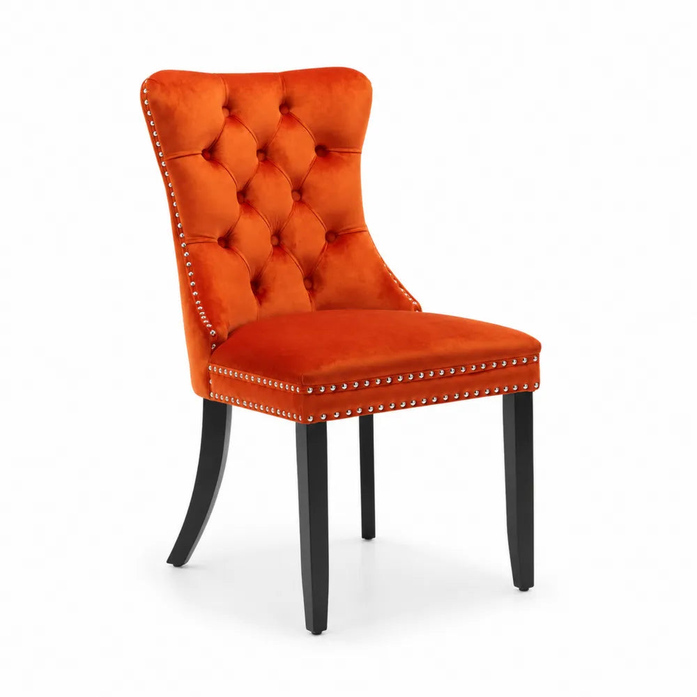 Chaise en velours orange avec pieds en